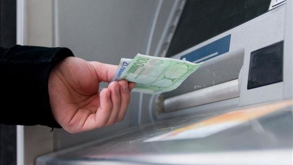 Un hombre saca euros de un cajero automático. EFE/Archivo Un hombre saca euros de un cajero automático. EFE/Archivo