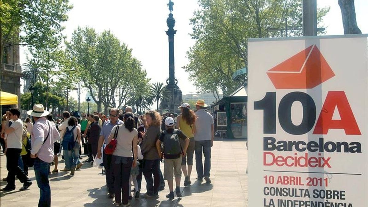 Varias personas junto a uno de los puntos de votación de la consulta sobre la independencia de Cataluña que organizó la plataforma Barcelona Decideix, el pasado 10 de abril, a menos de dos meses de la celebración de las elecciones municipales. EFE/Archivo