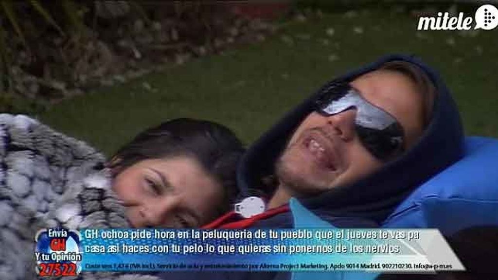 Bajo el sol y arropados con la misma manta