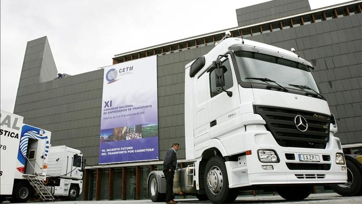Un transportista observa uno de los camiones instalados en la explanada del Palacio de Congresos y Exposiciones de Navarra, durante un Congreso  Nacional de Empresarios de Transporte. EFE/Archivo