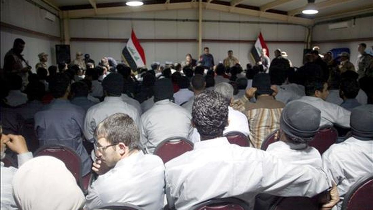 Unos presos asisten a una ceremonia celebrada poco antes de su puesta en libertad, en Bagdad, Irak, hoy miércoles 11 de febrero. EFE