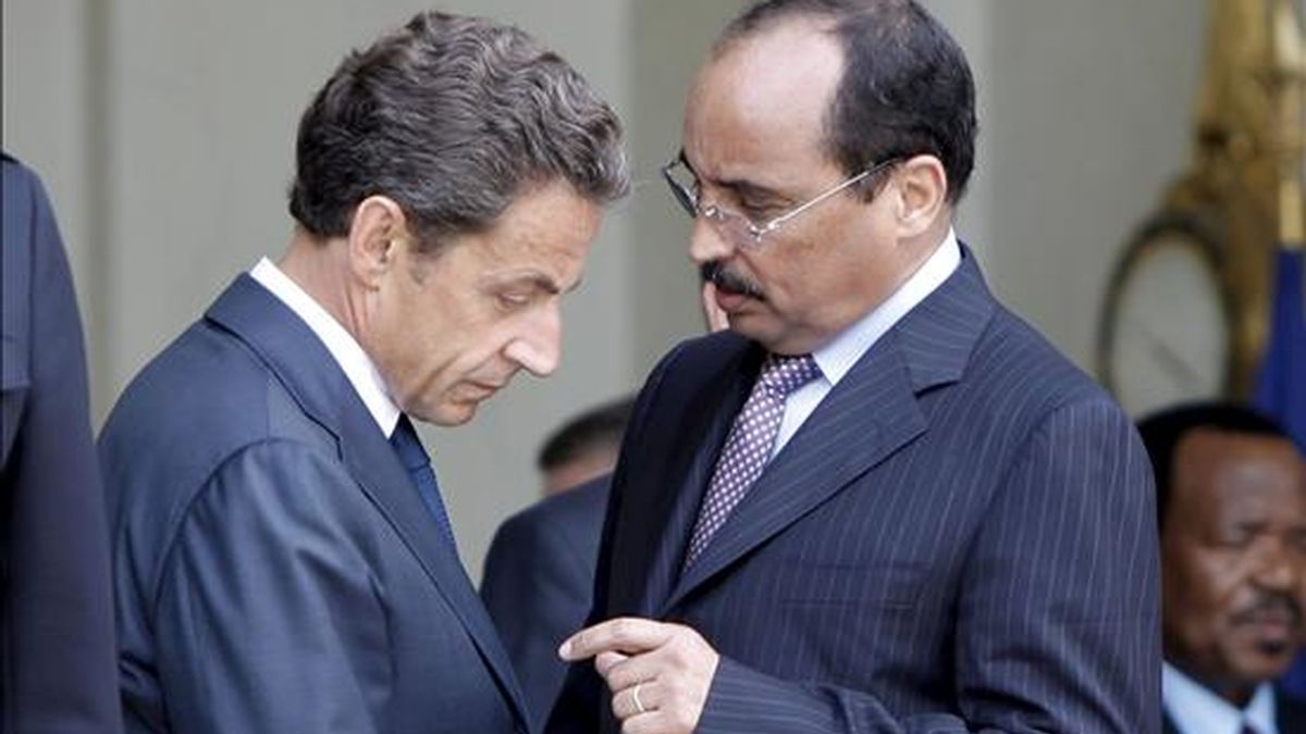 El presidente de Mauritania, Mohamed Ould Abdel Aziz, (d), conversa con el presidente galo Nicolás Sarkozy, (i), a su salida del palacio del Elíseo en París, (Francia), el pasado 13 de julio. EFE/Archivo