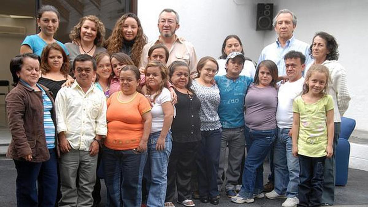 El investigador Jaime Guevara-Aguirre (centro) con algunos de los miembros de la población estudiada. Foto: Science Translational Medicine El investigador Jaime Guevara-Aguirre (centro) con algunos de los miembros de la población estudiada. Foto: Science Translational Medicine