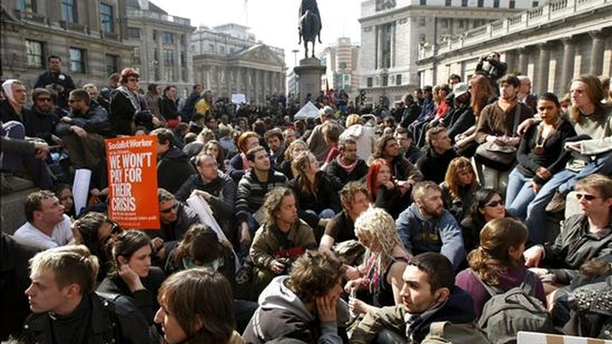 Un grupo de manifestantes guarda un minuto de silencio frente al Banco de Inglaterra en Londres de abril en memoria de Ian Tomlinson, el hombre que murió la semana pasada en una protesta contra la cumbre del G-20. EFE/Archivo