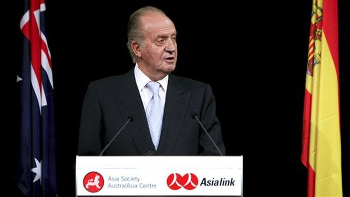El rey Juan Carlos pronuncia un discurso durante la cena con empresarios australianos, en el Museo Power Houese de Sidney, dentro de la segunda jornada del viaje de Estado de los Reyes de España a este país. EFE