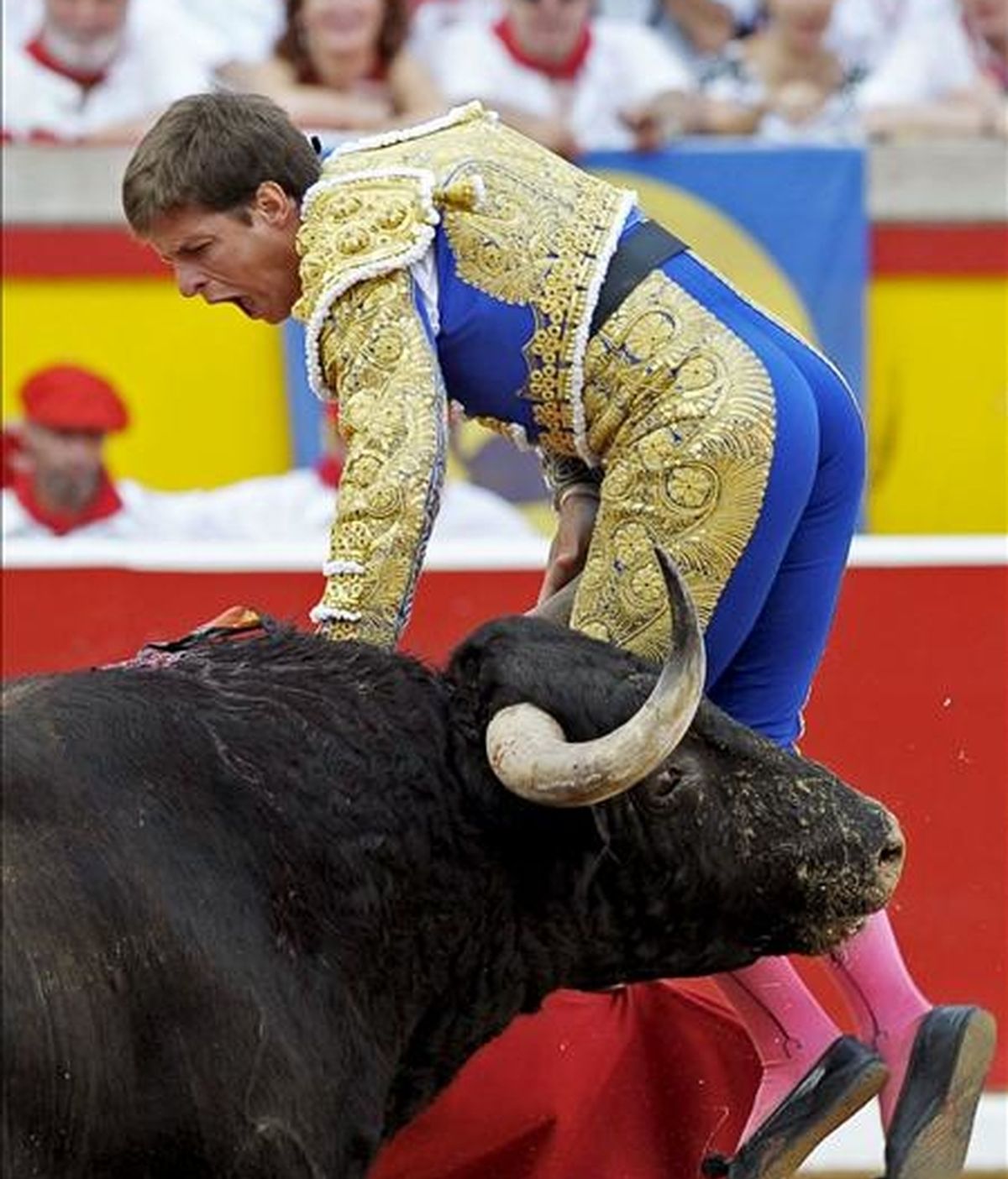 El diestro Julián López "El Juli" recibe un puntazo en el escroto por su segundo morlaco en la faena de muleta, durante el octavo festejo de la Feria del Toro con motivo de los Sanfermines celebrado en la plaza de toros de Pamplona. EFE