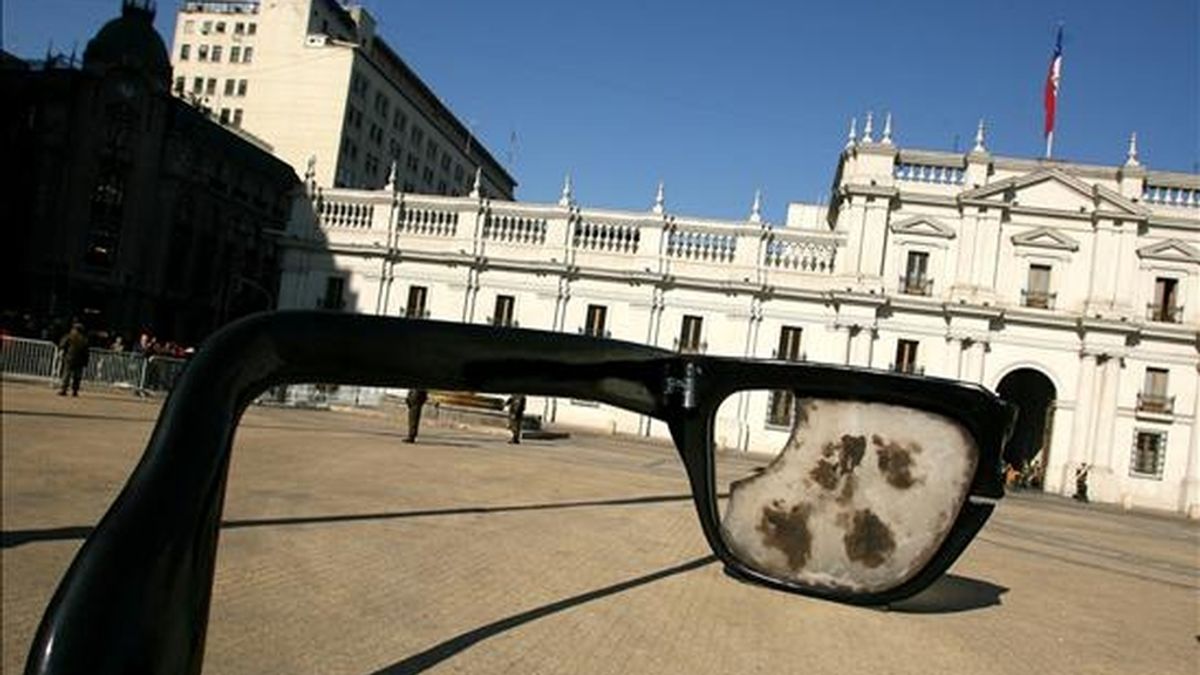 La muestra está compuesta por fotografías y objetos personales del ex presidente Allende. EFE/Archivo