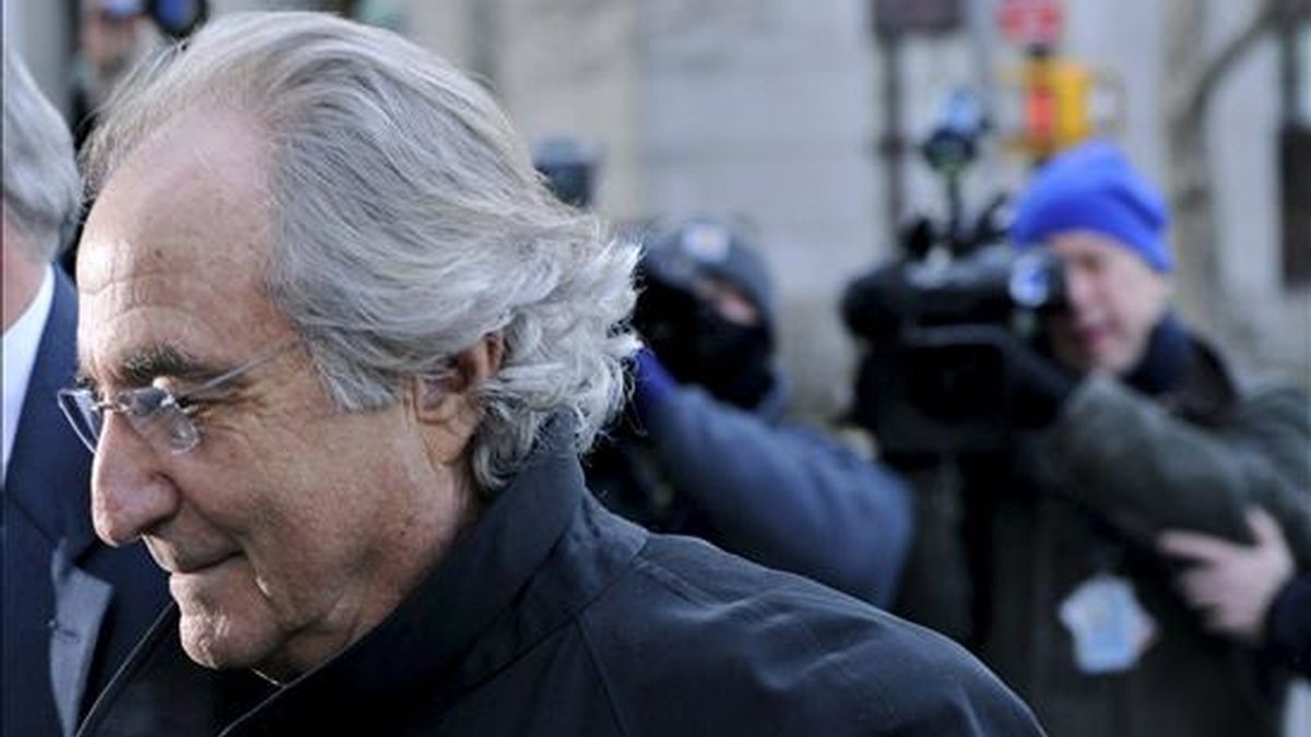 El financiero estadounidense Bernard Madoff, de 70 años, se encuentra bajo arresto domiciliario acusado de presuntamente montar un fraude de 50.000 millones de dólares. En la foto Madoff el pasado 14 de enero de 2009 en Nueva York. EFE/Archivo
