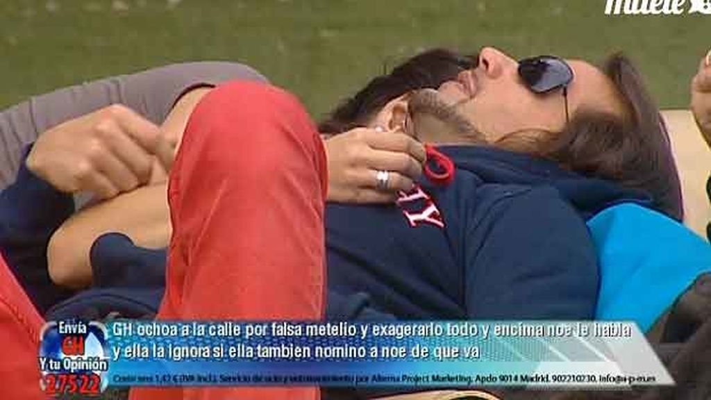 Bajo el sol y arropados con la misma manta