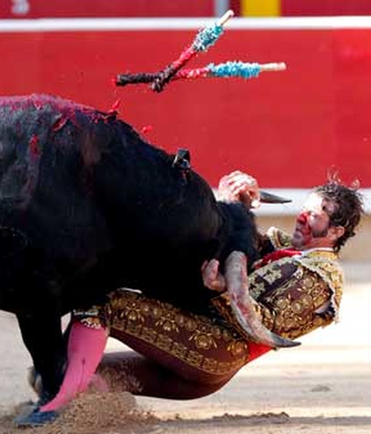 Juan José Padilla es volteado por su primero de la tarde durante la corrida de toros en la Plaza de Pamplona. Foto:EFE.