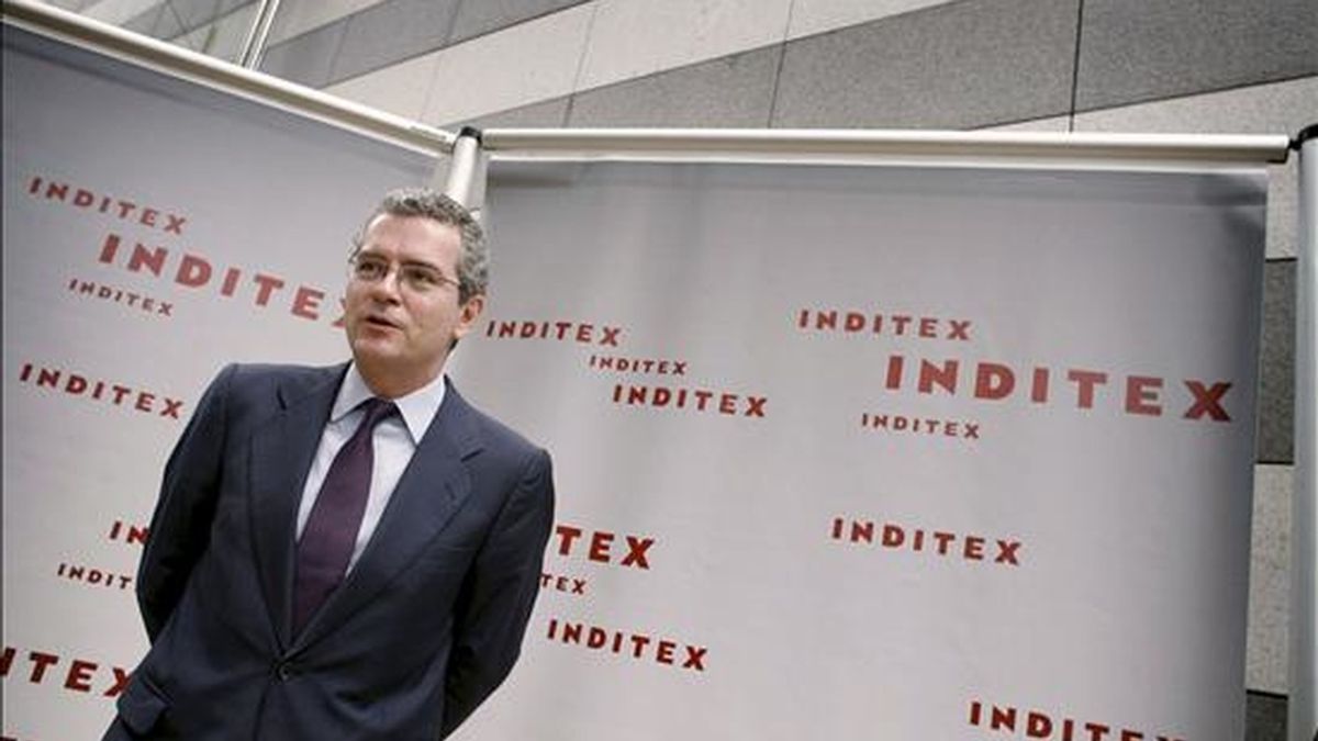 El consejero delegado de Inditex, Pablo Isla, tras salir de la junta general de accionistas que el grupo textil celebró esta mañana en sus instalaciones de Arteixo. EFE