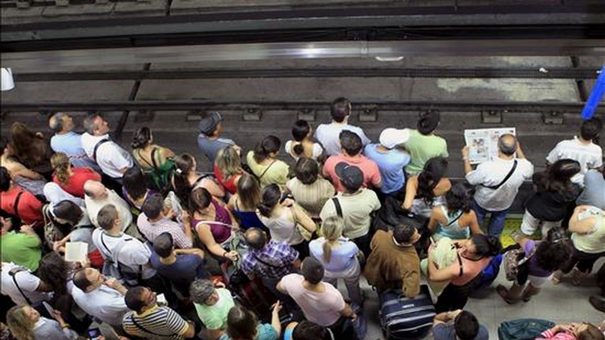 Decenas de viajeros esperan el suburbano en la estación de Nuevos Ministerios durante la nueva jornada de huelga de los trabajadores del Metro madrileño, la sexta, que se ha iniciado esta mañana con unos servicios mínimos del 50 por ciento. EFE