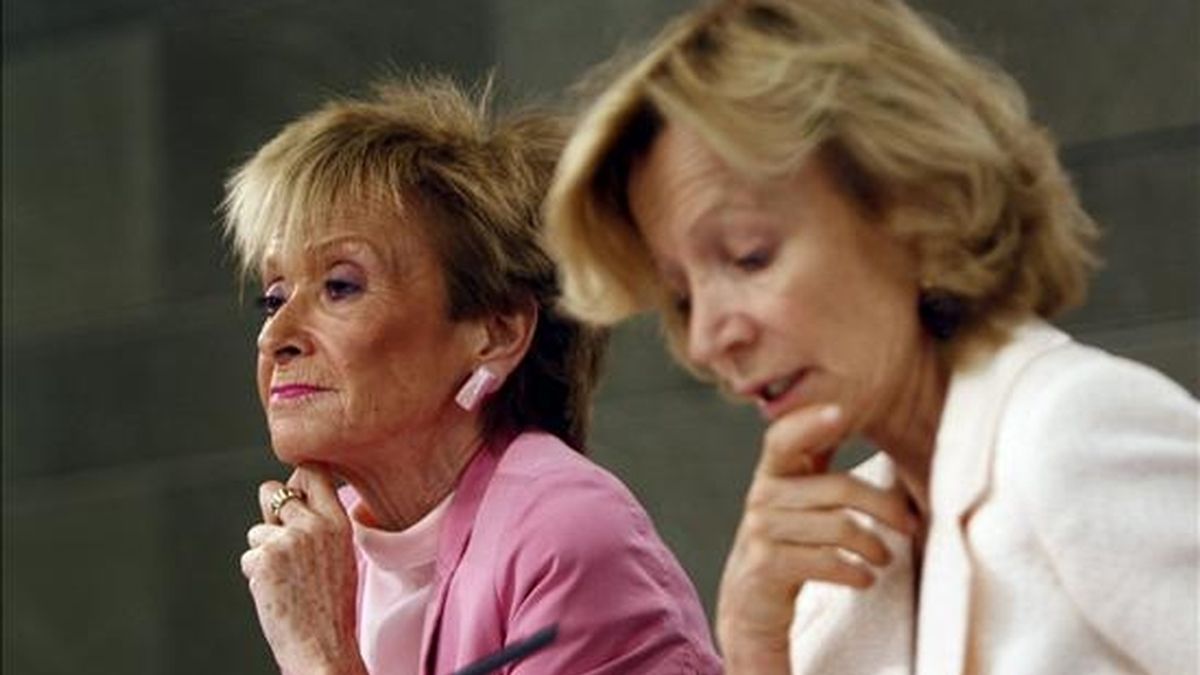 Las vicepresidentas primera y segunda del Gobierno, María Teresa Fernández de la Vega (i), y Elena Salgado (d), durante la rueda de prensa posterior al Consejo de Ministros. Salgado informó que el Gobierno informará trimestralmente al Congreso de la actividad del Fondo de Reestructuración Ordenada Bancaria (FROB) y, si se produce la intervención de una entidad, acudirá a la Cámara Baja en un plazo máximo de treinta días desde que se produzca esta operación. EFE