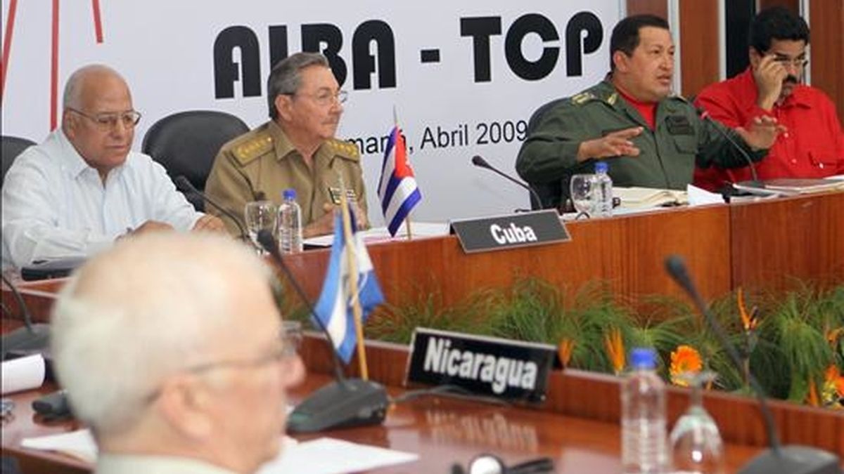 El presidente de Venezuela, Hugo Chávez (2-d), habla junto a su homólogo cubano, Raúl Castro (2-i), en la plenaria de la la VII Cumbre de la Alternativa Bolivariana para los Pueblos de Nuestra América (ALBA) en Cumaná (Venezuela) EFE