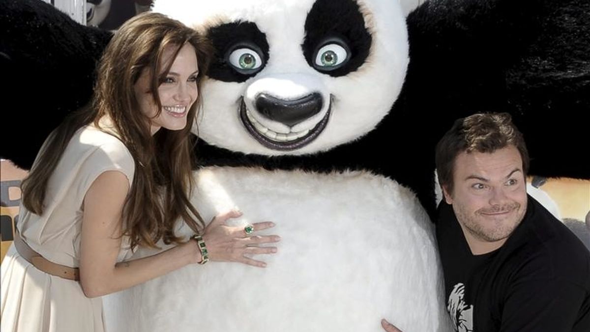 Los actores estadounidenses Jack Black (d) y Angelina Jolie posan para los fotógrafos junto al oso panda Po, protagonista de "Kung Fu Panda 2", durante el pase gráfico de la película en la 64 edición del Festival de Cannes (Francia), hoy, jueves 12 de mayo de 2011. EFE