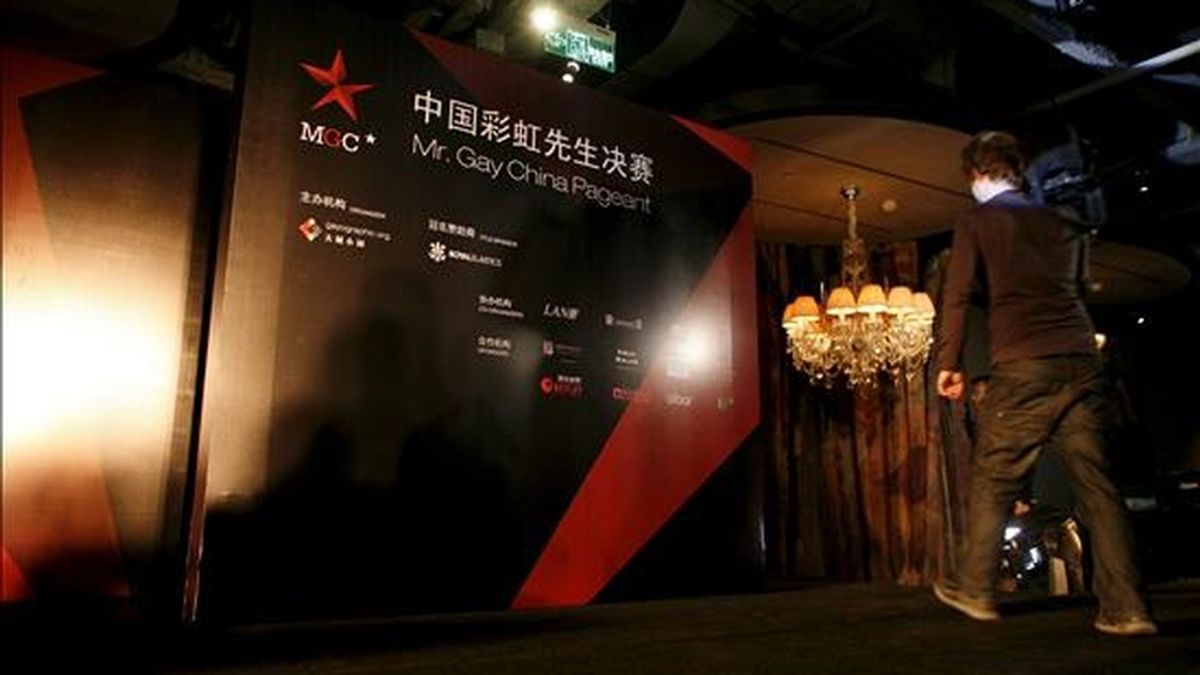 Una persona cruza el vacío escenario donde el pasado mes de enero se iba a celebrar el concurso "Mister Gay China", el primero de su tipo en el país asiático, en el Club Lan Pekín, (China). Finalmente, fue cancelado. EFE/Archivo