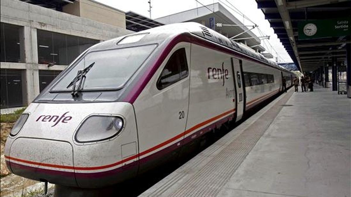 Renfe pondrá en marcha mañana el nuevo servicio AVE lanzadera Jaén-Córdoba-Sevilla-Cádiz con los nuevos trenes de alta velocidad y ancho variable de la serie 121 que permitirá acortar los trayectos Jaén-Sevilla y Jaén-Cádiz en 28 y 46 minutos, respectivamente. EFE/Archivo