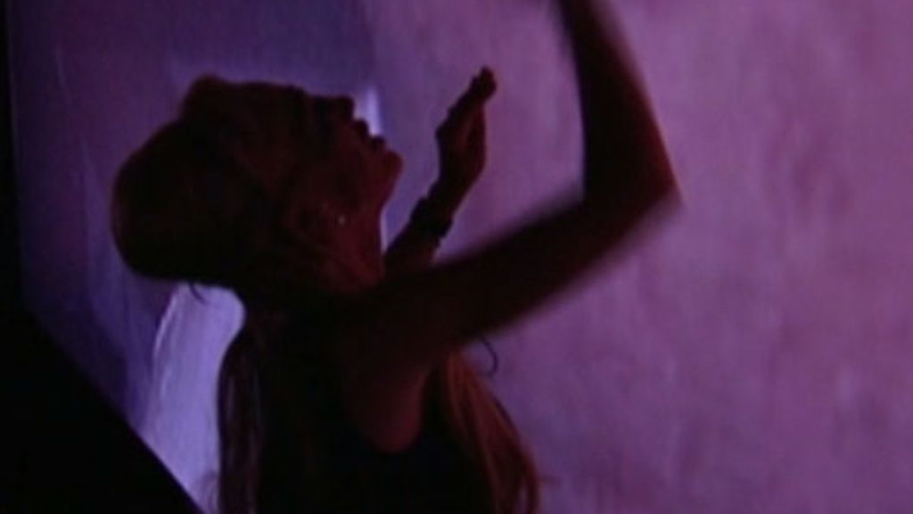 Belén vuelve a besar a su padre