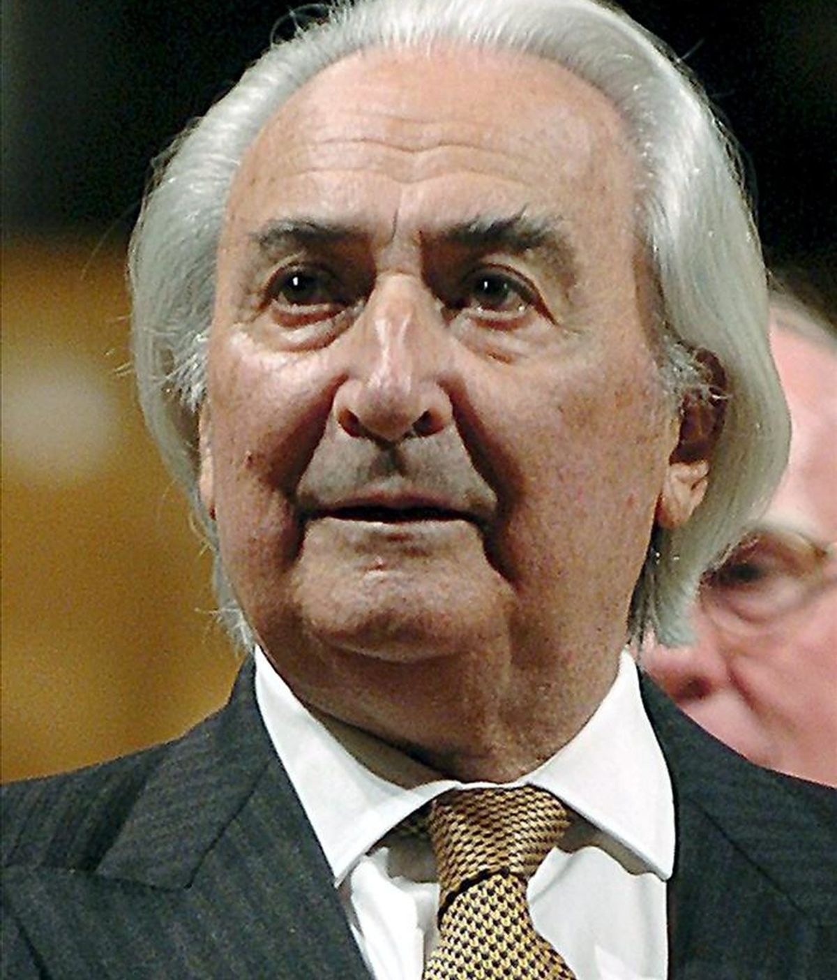 Fotografía de archivo (21/09/04) del director de orquesta Odón Alonso, que ha fallecido esta madrugada en una clínica de Madrid a los 86 años. La imagen de archivo fue captada cuando el director recibió la Medalla de Honor de la Sociedad General de Autores y Editores de España, la máxima distinción que concede la SGAE. EFE/Archivo Fotografía de archivo (21/09/04) del director de orquesta Odón Alonso, que ha fallecido esta madrugada en una clínica de Madrid a los 86 años. La imagen de archivo fue captada cuando el director recibió la Medalla de Honor de la Sociedad General de Autores y Editores de España, la máxima distinción que concede la SGAE. EFE/Archivo
