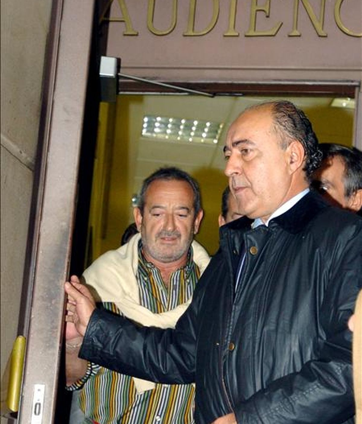 El cocinero vasco Karlos Arguiñano (i), en noviembre de 2004 en la Audiencia Nacional para declarar como testigo en relación con el supuesto pago a ETA del llamado "impuesto revolucionario". EFE