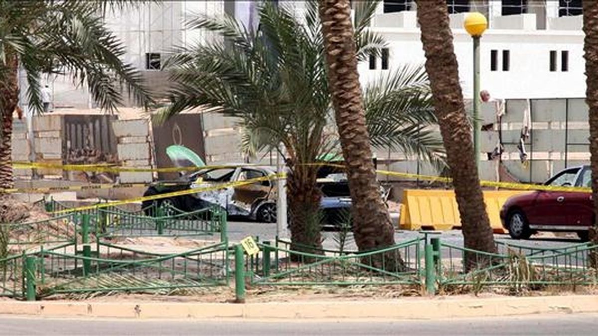 Un coche permanece destrozado a las puertas de hotel Intercontinental en Aqaba, Jordania, este 2 de agosto. EFE