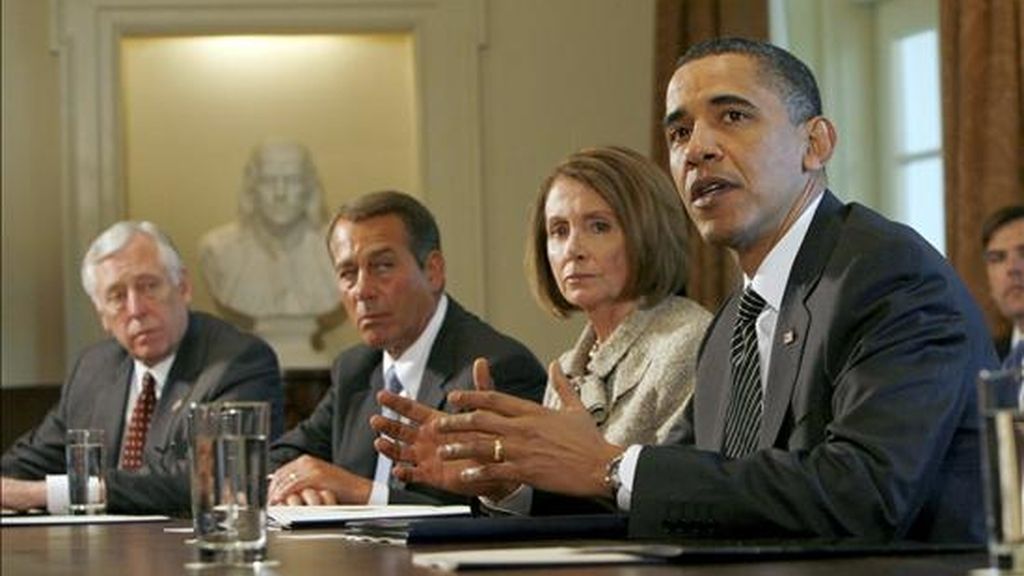 El presidente estadounidense Barack Obama, (der.-izq.) el líder de la mayoría demócrata de la Cámara de Representantes, Steny Hoyer; el líder de la minoría republicana, John A. Boehner; y la presidenta de la Cámara de Representantes, Nancy Pelosi, participan en una reunión bipartita en la Casa Blanca, Washington, D.C.. EFE