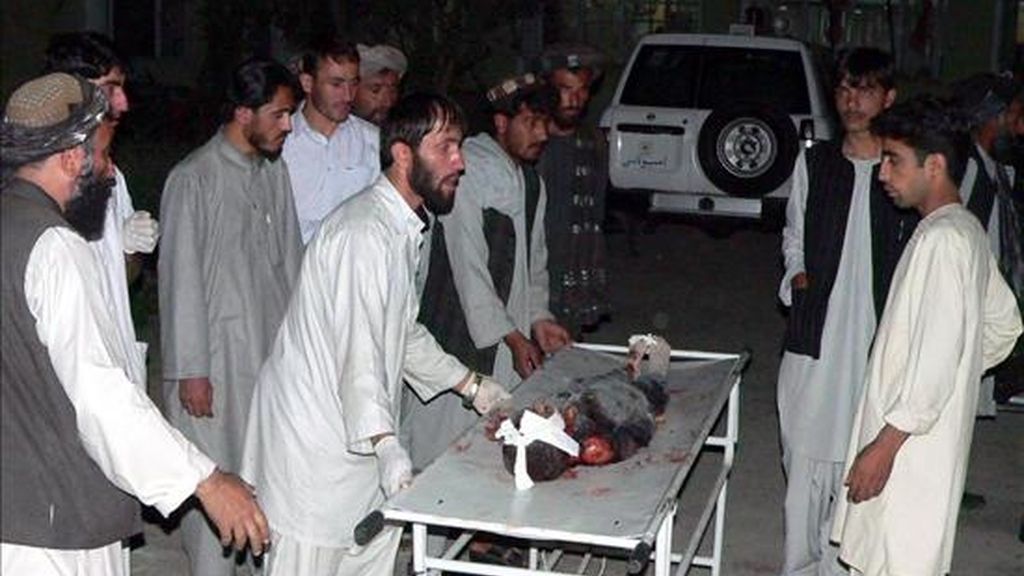 Un grupo de personas traslada en una camilla a una víctima mortal de una explosión de bomba hoy, martes 5 de octubre de 2010, hacia la morgue de un hospital en Kandahar, al sur de Afganistán. Al menos cinco estallidos de bomba en la ciudad causaron la muerte de nueve personas e hirieron a otras 25. EFE Un grupo de personas traslada en una camilla a una víctima mortal de una explosión de bomba hoy, martes 5 de octubre de 2010, hacia la morgue de un hospital en Kandahar, al sur de Afganistán. Al menos cinco estallidos de bomba en la ciudad causaron la muerte de nueve personas e hirieron a otras 25. EFE