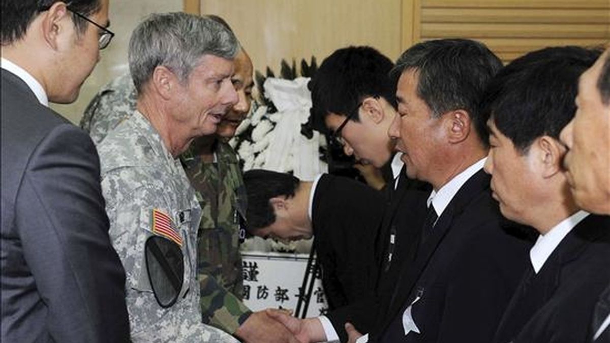 El comandante en jefe de las tropas estadounidenses desplegadas en Corea del Sur, el general Walter Sharp (2º izq), da el pésame a las familias de las víctimas del ataque ocurrido el martes contra territorio surcoreano protagonizado por Corea del Norte, en un hospital militar de Seongnam (Corea del Sur) hoy, jueves, 25 de noviembre de 2010. EFE