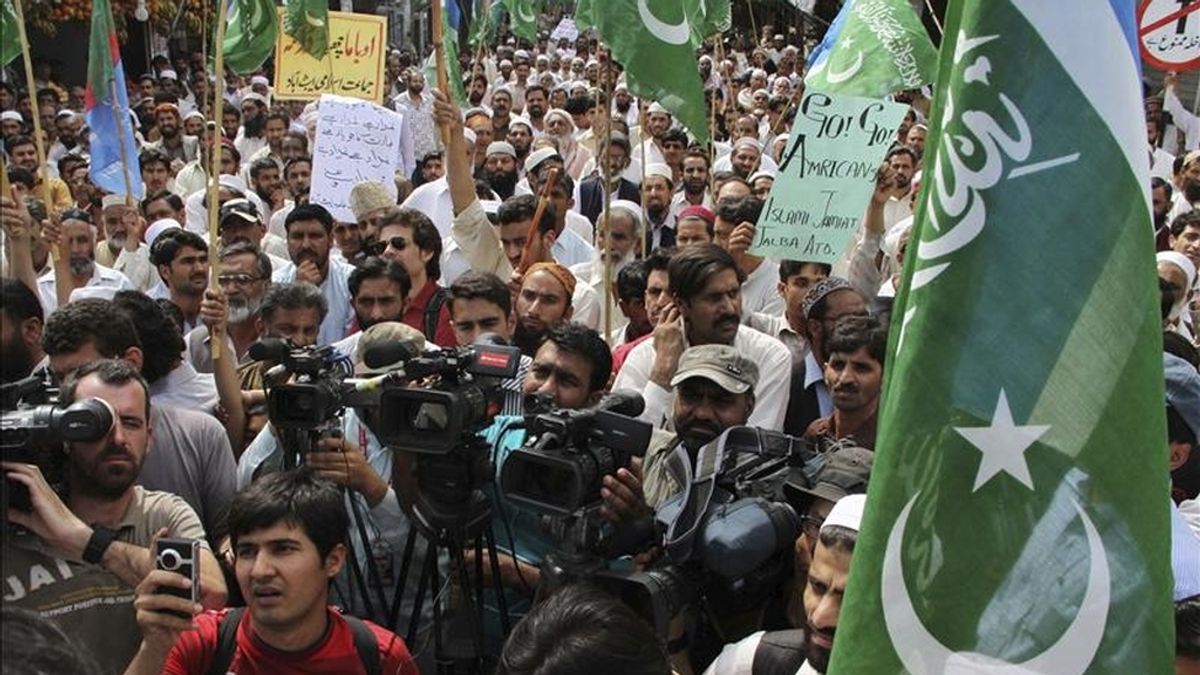 Partidarios del partido islamista paquistaní Jamat-e-Islami se manifiestan contra el ataque estadounidense que acabó con la vida del líder de Al Qaeda, Osama bin Laden, en Abbottabad (Pakistán). EFE