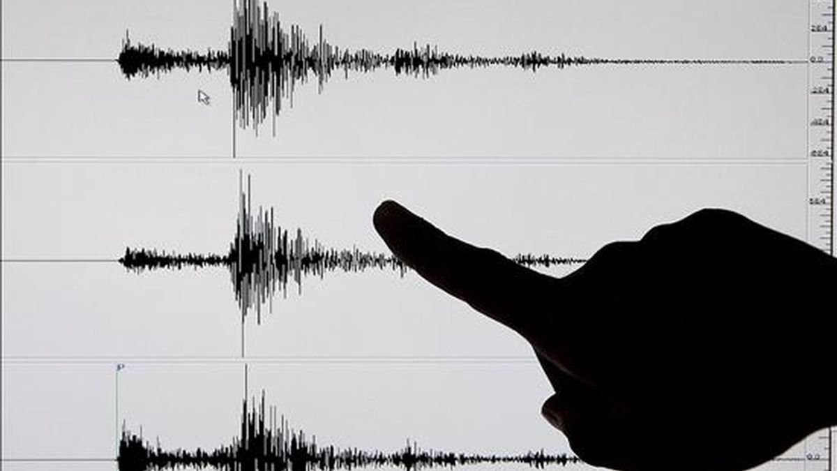 Un investigador señala en un sismógrafo un terremoto de 6,7 grados de magnitud en la escala Richter. EFE/Archivo