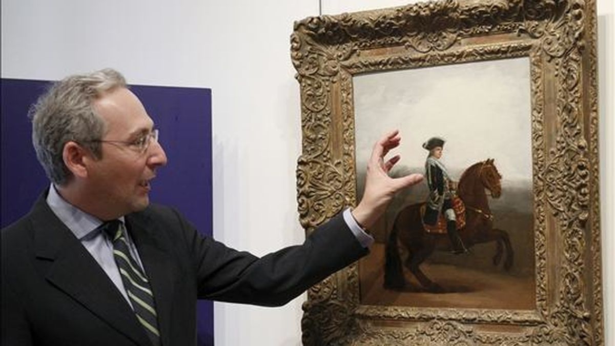 El consejero delegado de Sotheby's, Pablo Milendo, observa el "Retrato ecuestre de Manuel Godoy, Duque de Alcudia", de Francisco de Goya, que será una obras que protagonizarán la próxima venta de pintura antigua que tendrá lugar el próximo 9 de julio en la casa de subastas Sotheby's de Londres. EFE