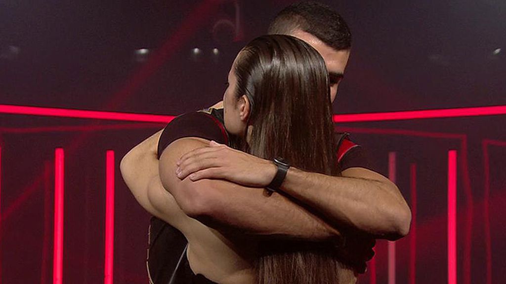 Abrazaba a su chico mientras él le decía: "Te amo"