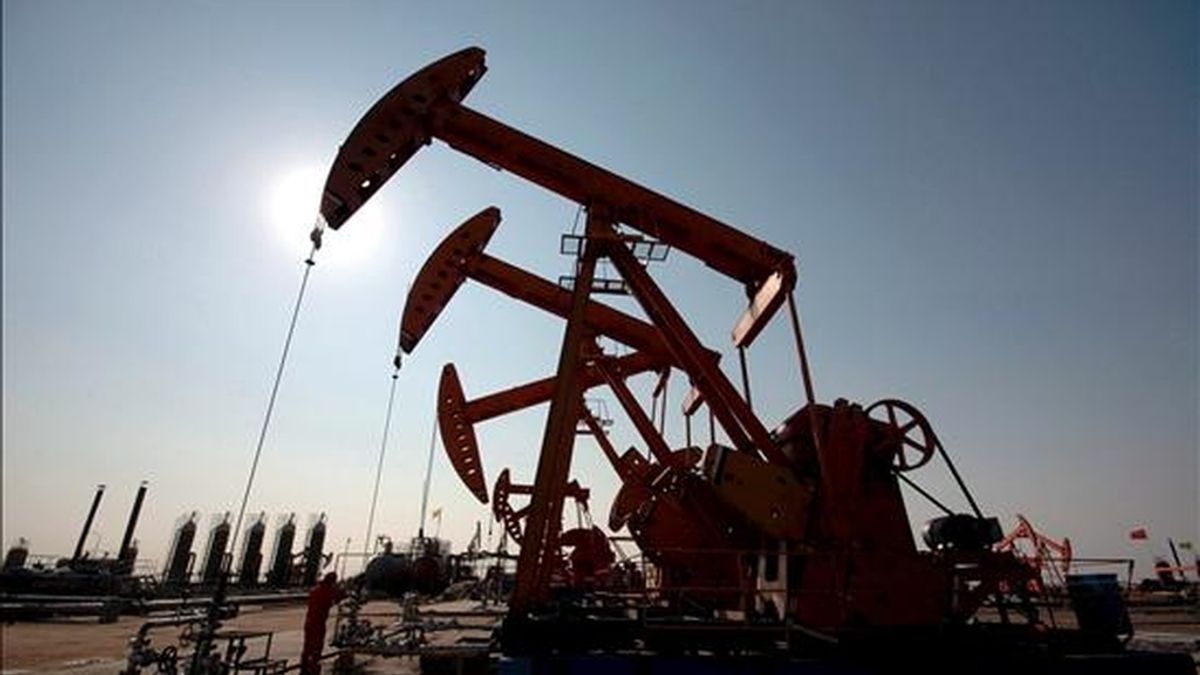 Al finalizar la sesión en la Bolsa Mercantil de Nueva York (Nymex), los contratos de Petróleo Intermedio de Texas (WTI) para entrega en mayo recortaron 1,46 dólares al precio anterior y cerraron en negativo por segunda sesión consecutiva. EFE/Archivo