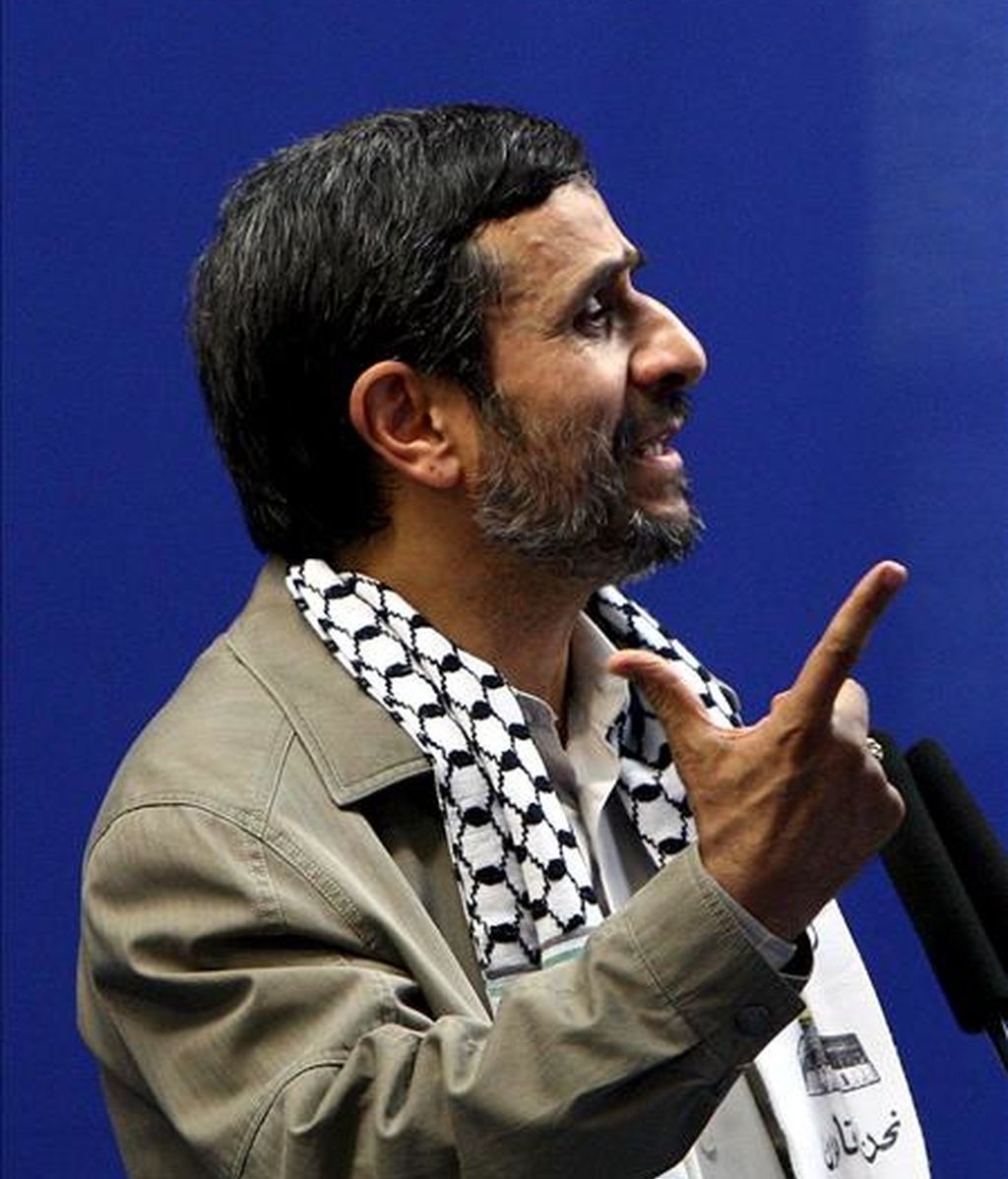 El presidente iraní, Mahmud Ahmadineyad, volvió hoy a acusar a Occidente de urdir conspiraciones para dominar Oriente Medio y advirtió que su país "cortará las manos al que ose atacarle". EFE/Archivo El presidente iraní, Mahmud Ahmadineyad, volvió hoy a acusar a Occidente de urdir conspiraciones para dominar Oriente Medio y advirtió que su país "cortará las manos al que ose atacarle". EFE/Archivo