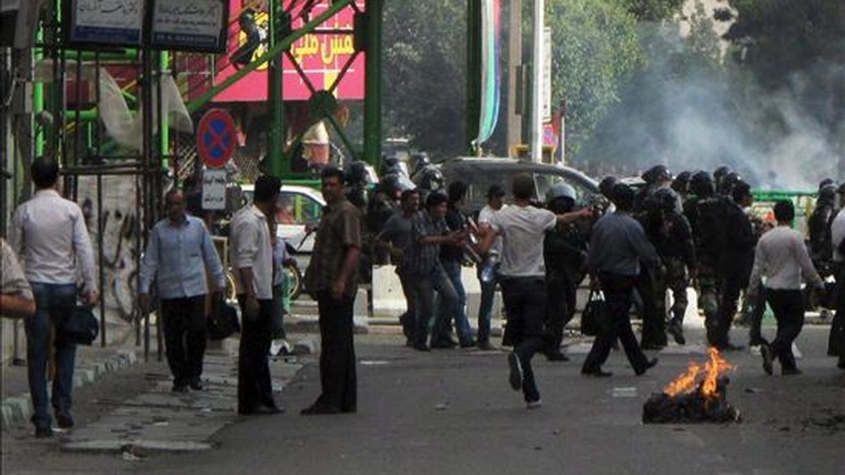 Iraníes se enfrentan a la policía durante una protesta por las calles de Teherán, Irán, el pasado 20 de junio. EFE/Archivo
Siguiendo una prohibición sobre los medios internacionales que cubren protestas en Irán EFE está obligada a usar fotografías de fuentes oficiales.