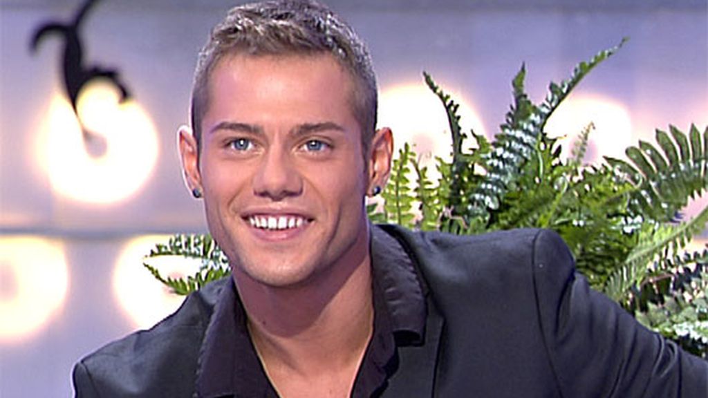 Fabián se sienta en el trono