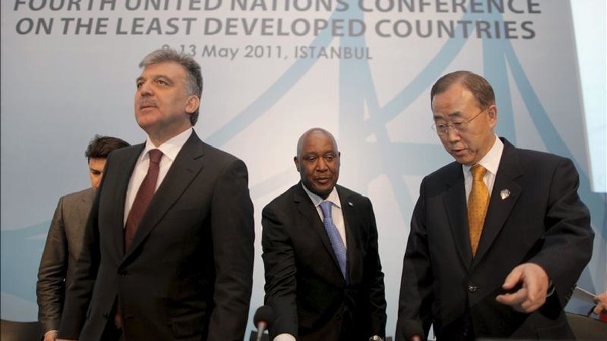 El secretario general de la ONU, Ban Ki-Moon (d) y el presidente de Turquía, Abdullah Gul (i), llegan a una rueda de prensa conjunta en Estambul (Turquía), hoy. EFE