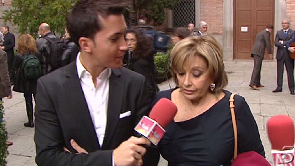 La familia posa ante las cámaras a la salida de la iglesia