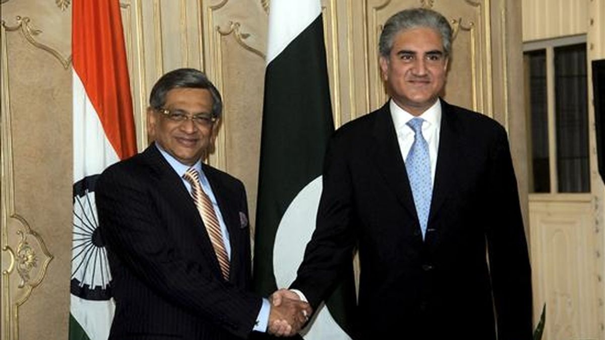 El ministro de Asuntos Exteriores indio, S. M. Kishna (i), saluda a su homólogo paquistaní,  Shah Mehmud Qureshi, durante su visita a Islamabad. EFE