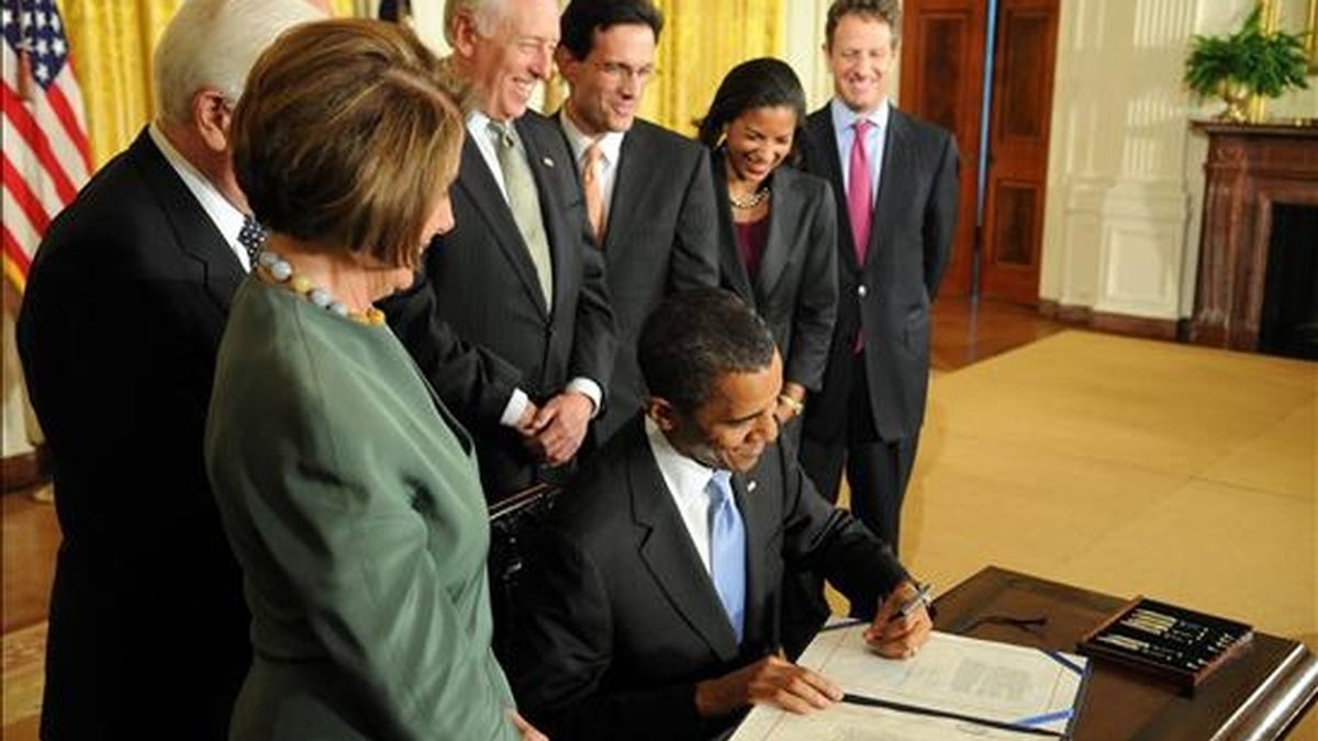 El presidente de EE.UU., Barack Obama (c), firma hoy la ley que impone sanciones financieras y en nuevas energías a Irán debido a su programa nuclear. EFE
