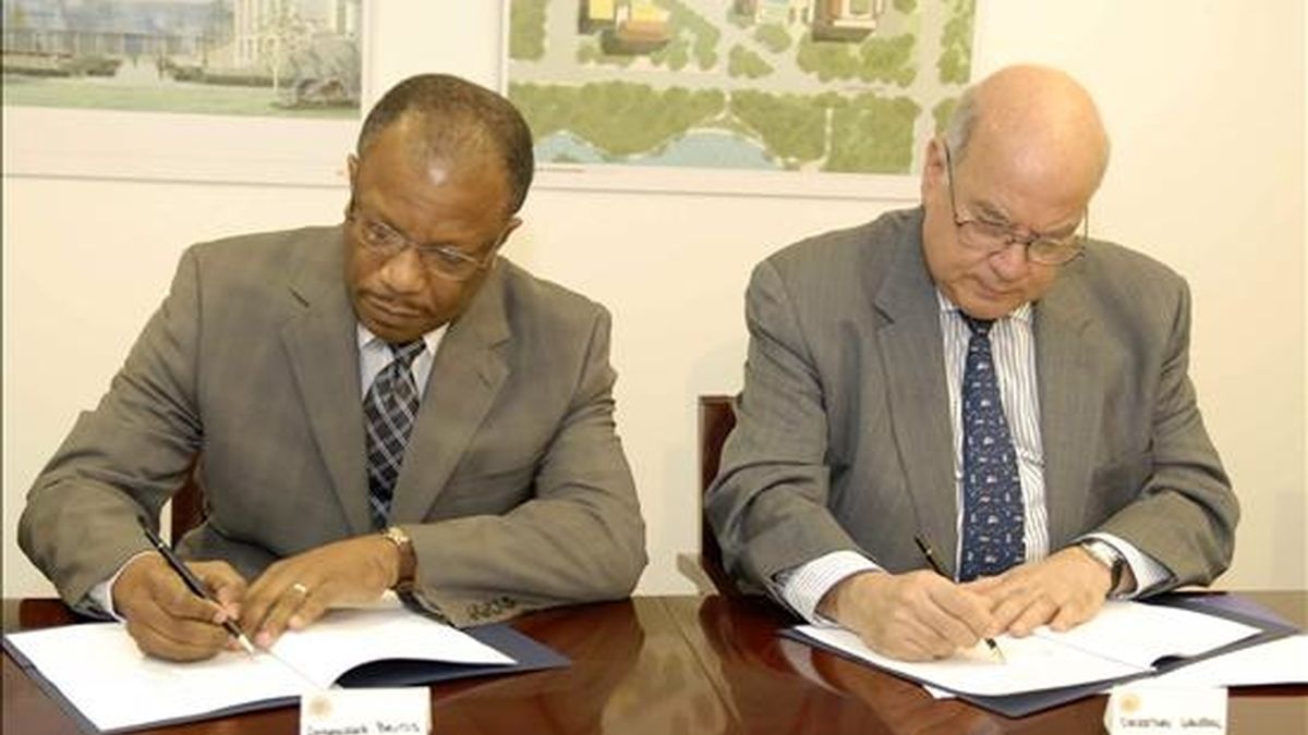 Imagen cedida por la OEA, del secretario general de la OEA, José Miguel Insulza (d), y el representante de Haití ante el organismo, Duly Brutus (i), firman, este 4 de agosto, en Washington (EE.UU.), el acuerdo relativo a los privilegios e inmunidades de la Misión de Observación Electoral OEA-CARICOM. EFE