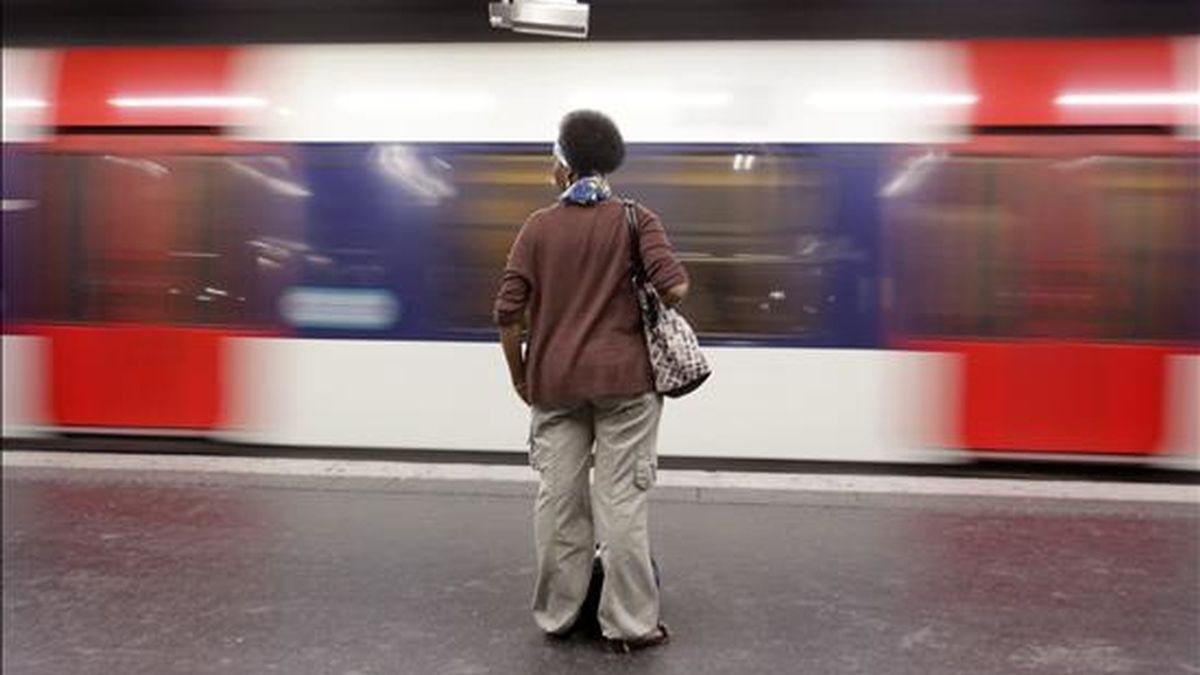 Una pasajera espera por un tren ayer en la estación RER B en Chatelet Les Halles de París (Francia). EFE