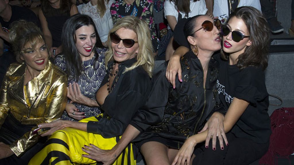 Divertido momento de famosas en el front row