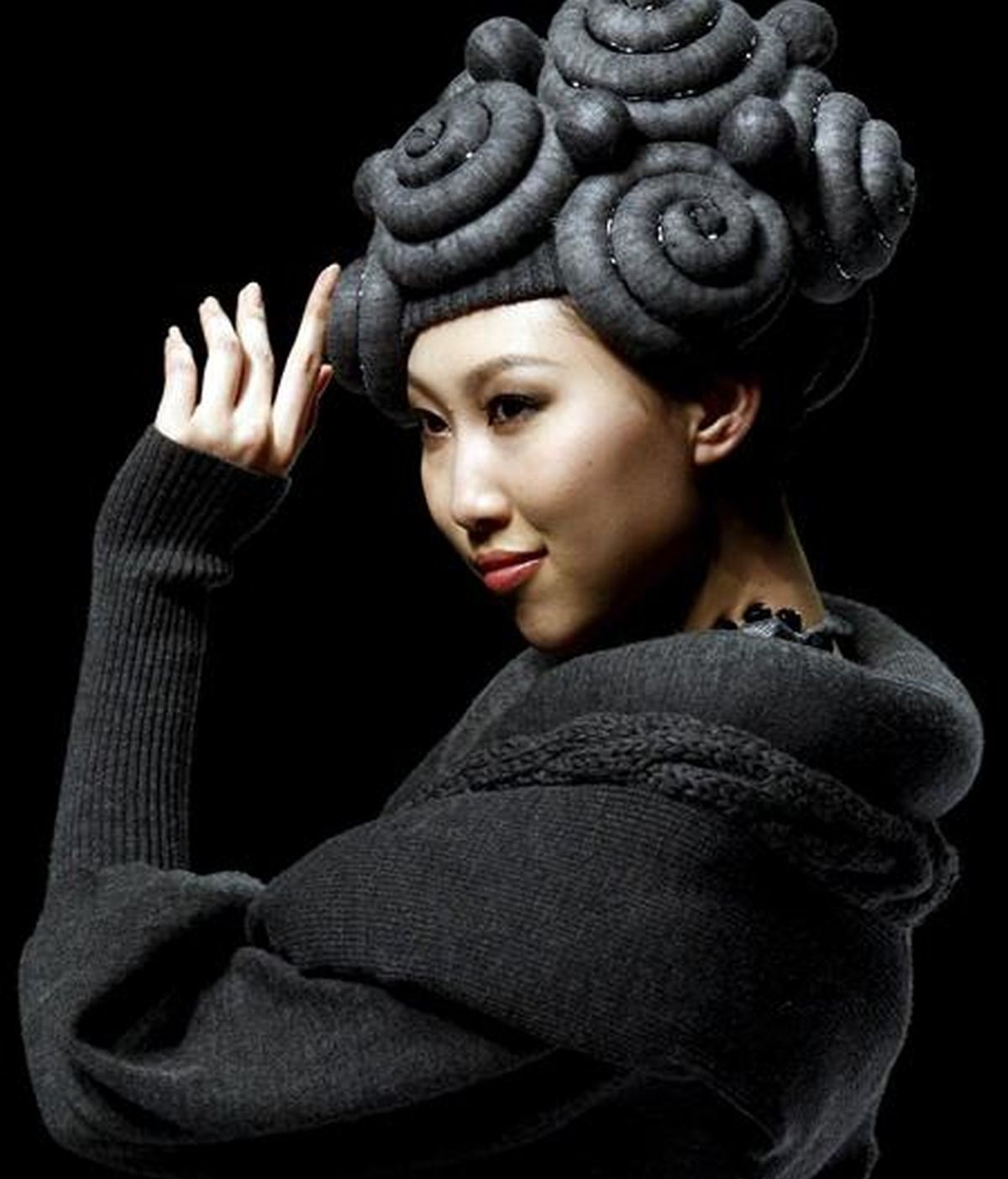 Una modelo luce una creación dentro del concurso de diseño Wiseman China Knitwear en el marco de la XII edición de la Semana de la Moda de China, en Pekín. EFE