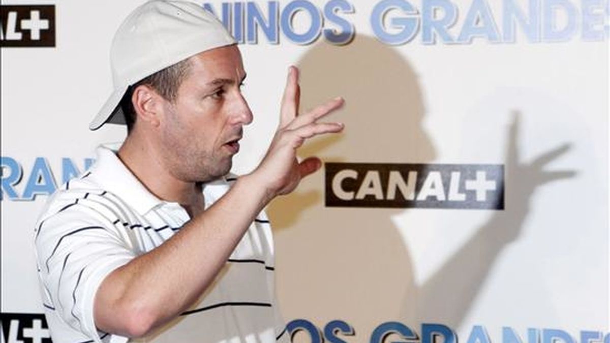 El actor y guinosta de la película "Niños grandes", Adam Sandler, atiende a los medios de comunicación con ocasión de la presentación del filme esta noche en Palma de Mallorca. EFE