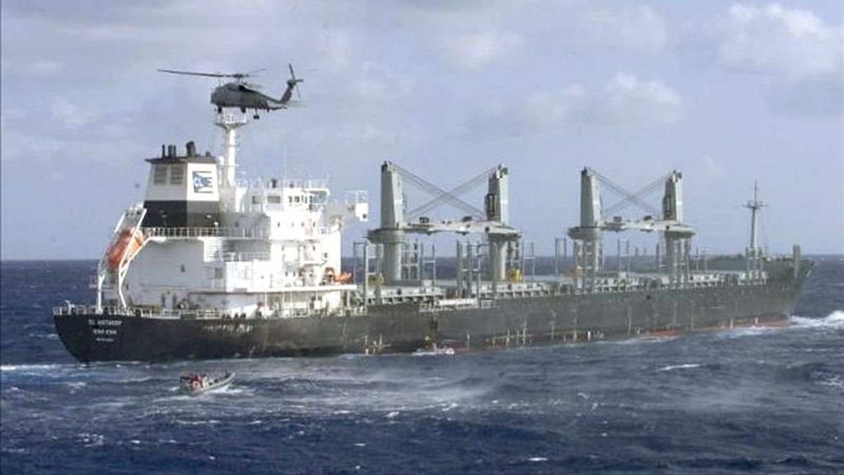 Fotografía facilitada por el Ministerio de Defensa de un helicóptero y dos "zodiac" de la fragata "Méndez Núñez" en zafarrancho de combate a punto de abordar a un buque con bandera de Hong Kong que se dirigía a Misrata, en el que finalmente se encontró un cargamento de 31.000 toneladas de arroz, el pasado 17 de abril. EFE
