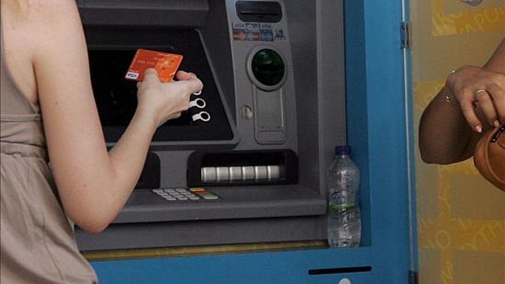 En la imagen, varios clientes sacan dinero en un cajero automático. EFE/Archivo En la imagen, varios clientes sacan dinero en un cajero automático. EFE/Archivo