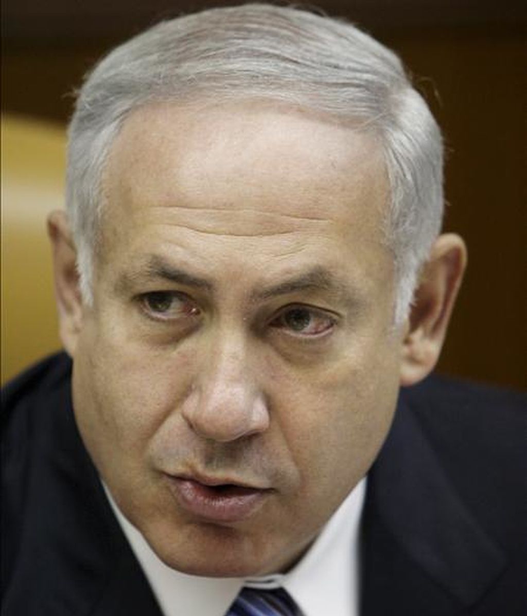 El primer ministro israelí, Benjamin Netanyahu, durante la reunión del consejo de ministros celebrada en Jerusalén (Israel), hoy. Israel ha llamado hoy a consultas a su embajador en Suiza, Ilan Elgar, en protesta por el encuentro que mantuvieron anoche el presidente suizo, Hanz Rudolf Mertz, y su homólogo iraní, Mahmud Ahmadineyad en el marco de la Conferencia de Revisión sobre Racismo, Xenofobia e Intolerancia. La reunión ha provocado la indignación de Israel. EFE/Dan Balilty