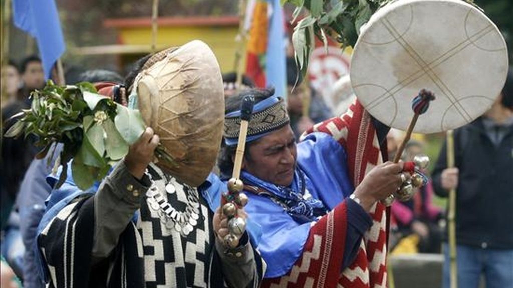 Un grupo de índigenas mapuches marcharon este martes en apoyo a los 35 comuneros de su pueblo en huelga de hambre por las calles de Temuco (Chile). Los mapuches, que se consideran presos políticos, exigen que no se les aplique la ley antiterrorista. EFE Un grupo de índigenas mapuches marcharon este martes en apoyo a los 35 comuneros de su pueblo en huelga de hambre por las calles de Temuco (Chile). Los mapuches, que se consideran presos políticos, exigen que no se les aplique la ley antiterrorista. EFE