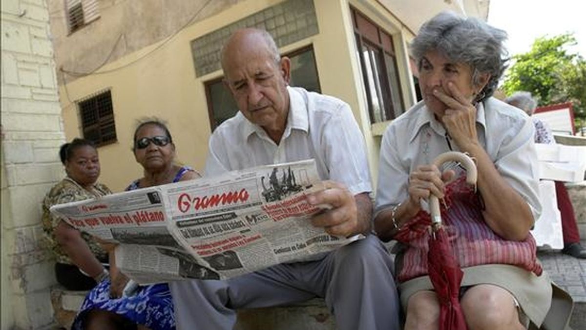 Un hombre lee el diario oficial Granma en La Habana, en el que se publican las reflexiones del ex presidente Fidel Castro en las que aseguró que "Cuba ha resistido y resistirá", y que "no extenderá jamás sus manos pidiendo limosna", después de que el mandatario estadounidense, Barack Obama. EFE